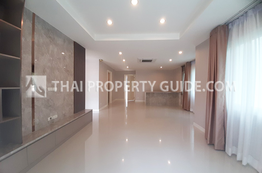 House with Shared Pool in Sukhumvit 